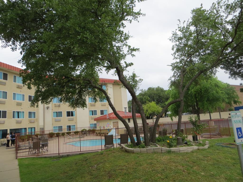 Super 8 By Wyndham Austin North/University Area Zewnętrze zdjęcie