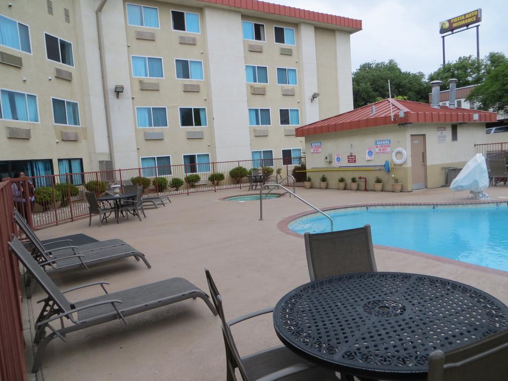 Super 8 By Wyndham Austin North/University Area Zewnętrze zdjęcie