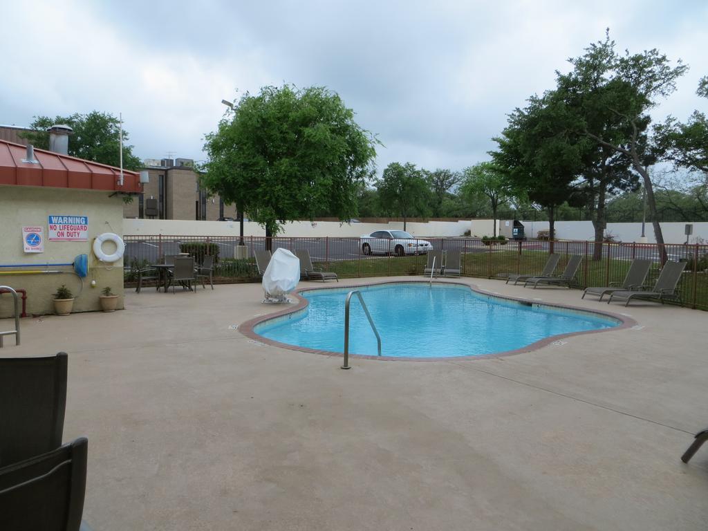 Super 8 By Wyndham Austin North/University Area Zewnętrze zdjęcie